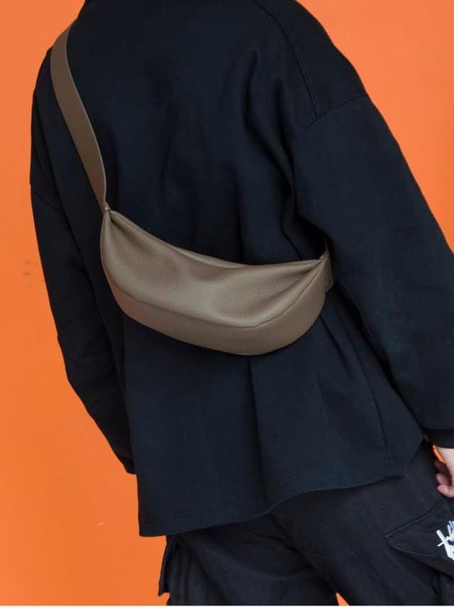 Detalle de DONNAIN genuine leather half-moon crossbody bag with adjustable strap