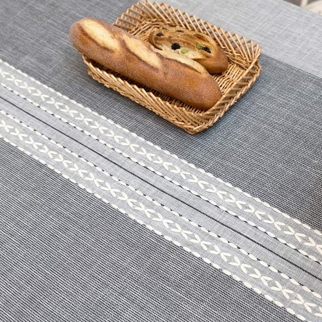 Detalle 2 de SUNBEAUTY wipeable rectangular cotton-linen tablecloth (60% cotton, 40% linen) 140x240cm grey with tassels