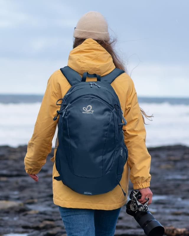 Detalle de Waterfly 25L Hiking Backpack Daypack with Rain Cover – lightweight rucksack for day hikes, travel and camping