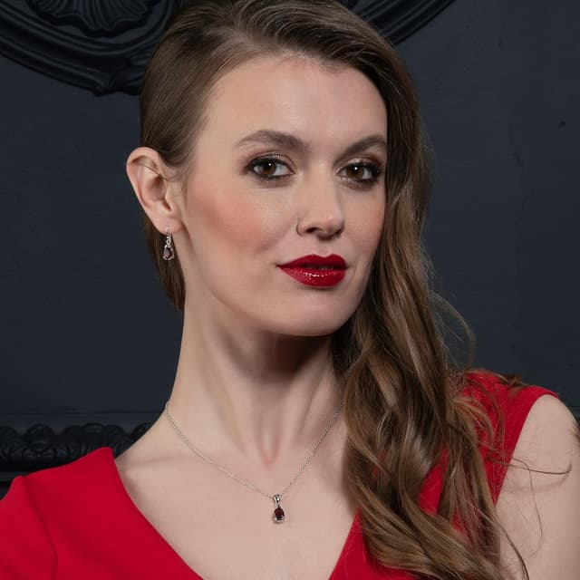 Detalle de Collier pendentif namana en argent 925 avec grenat naturel en forme de goutte