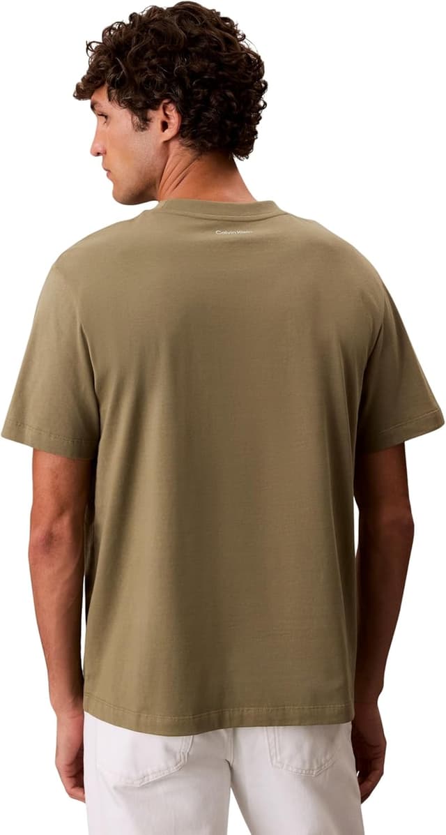 Detalle 2 de Maglietta grafica uomo Calvin Klein 20s March Graphic Seasonal Fashi (Lv04rf822g)