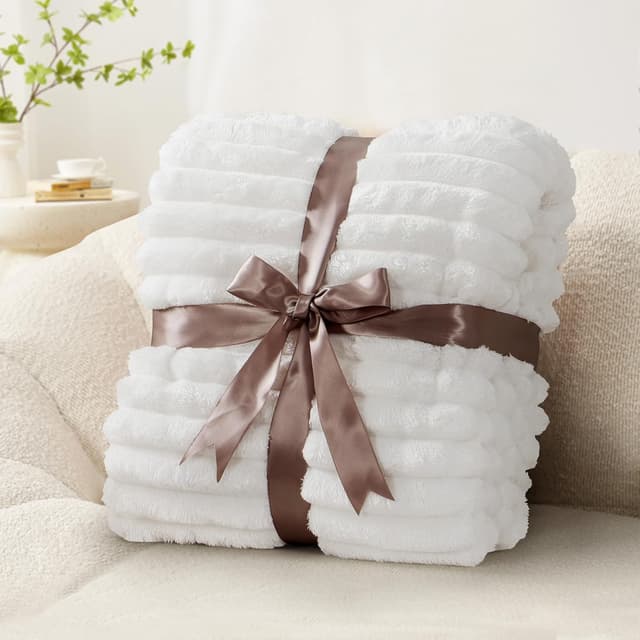 Detalle 2 de RUIKASI Fleece Throw Blanket for Sofa (150x200cm) – Double Fluffy White Ribbed Sofa & Bed Throw