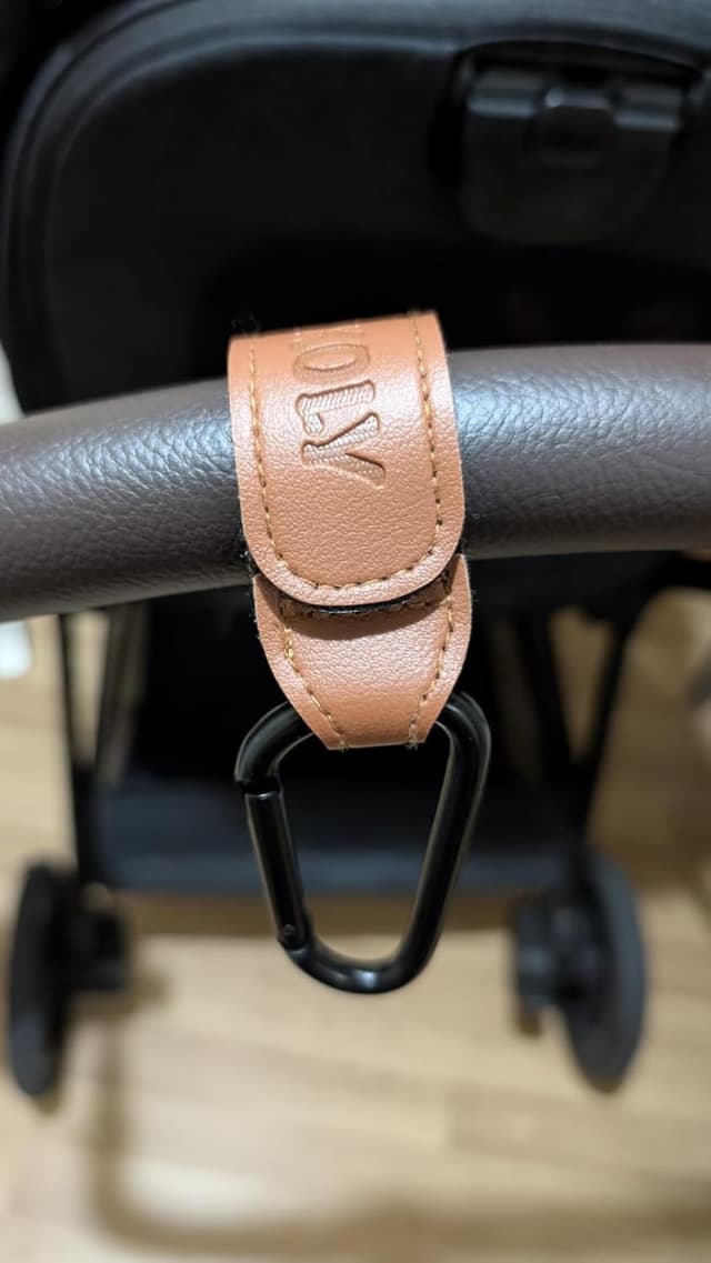 Detalle de XOLY 2X Buggy Clips (Heavy Duty Universal Non-slip) – Stroller Hooks for Bags, Handbags & Change Bags (Brown) – 2 Pack