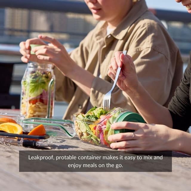 Detalle de Prepara The Original Salad Pod for fresh, mess-free layered salads