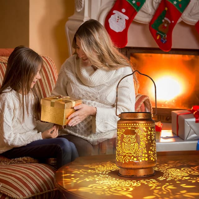 Detalle de Owl Gifts for Women solar owl garden lantern (outdoor LED) with antique bronze look and automatic light sensor