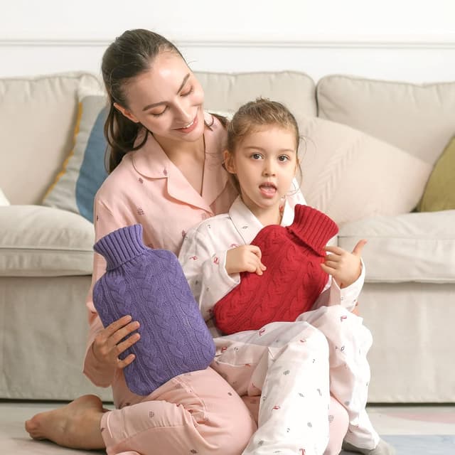 Detalle de samply Wärmflasche mit Bezug (2L) – weicher Premium-Strickbezug in Knallrot