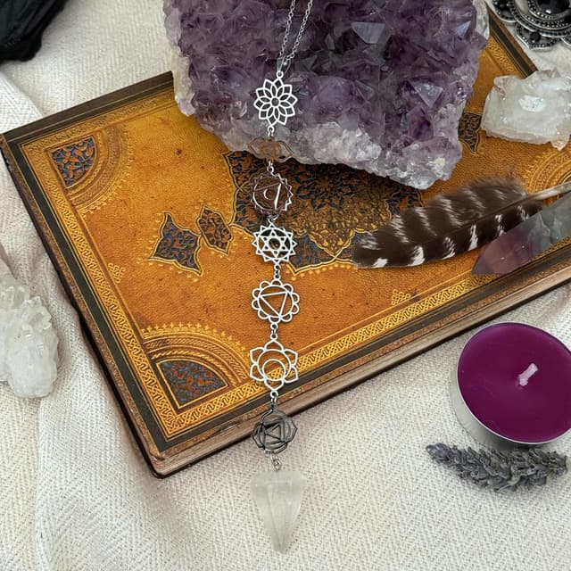 Detalle 2 de Simboliks Colgante chakras con Péndulo de Cuarzo