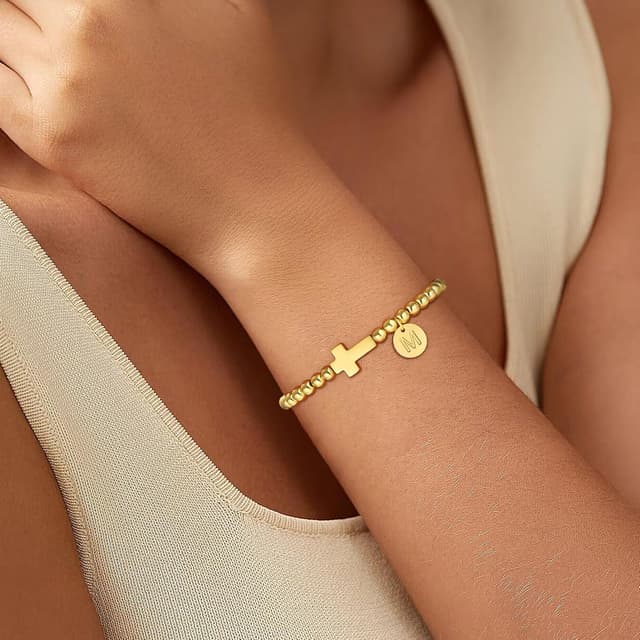 Detalle 2 de SLOONG Kreuz-Armband mit 18K Vergoldung und 26 Buchstaben – personalisiertes Damen-/Kinderarmband mit Kreuzdesign