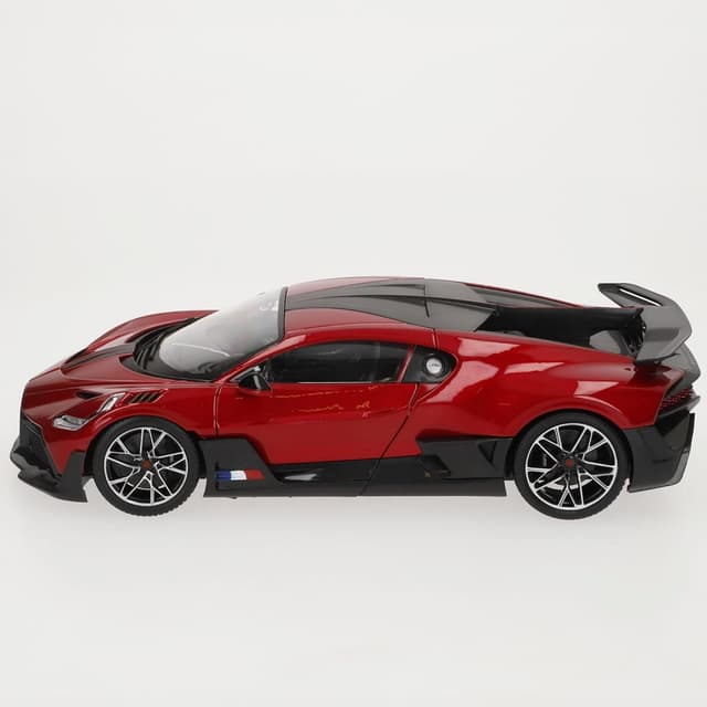 Detalle de Bburago Bugatti Divo Rossa 1:18 in diecast con porte e cofano apribili