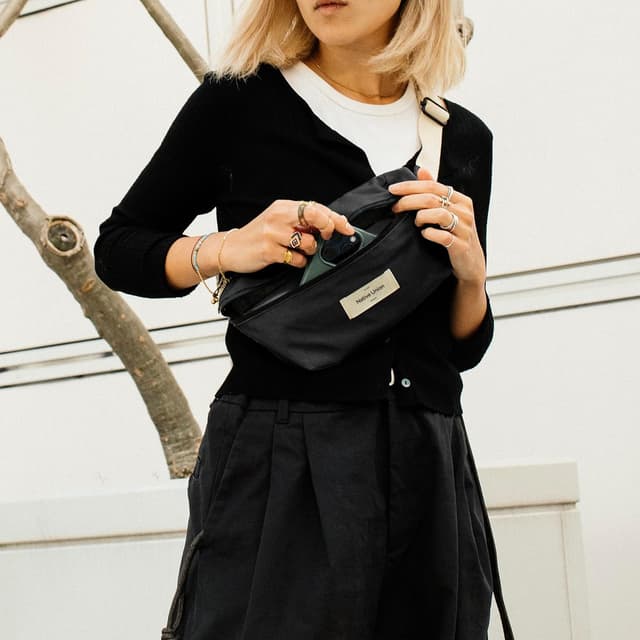 Detalle de Native Union W.F.A Crossbody Pouch 1.5L – minimalist everyday carry with hidden quick-access pocket