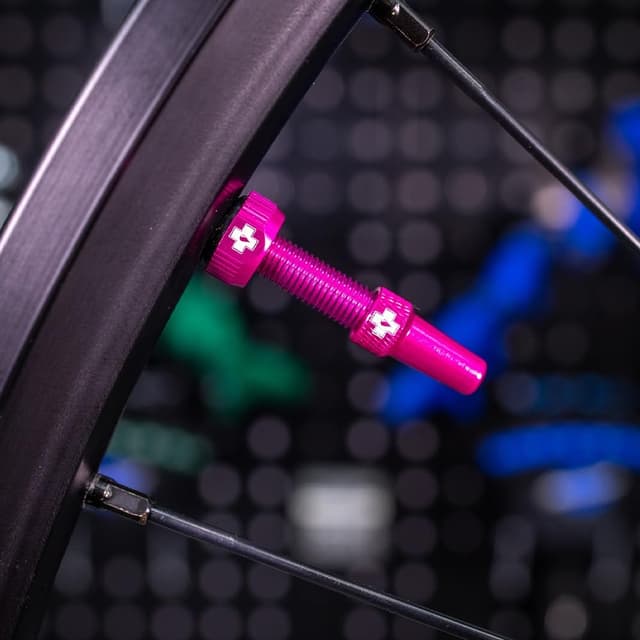 Detalle de Muc-Off Valves Presta Tubeless 44 mm anti-fuite avec outil intégré (paire) – Rose