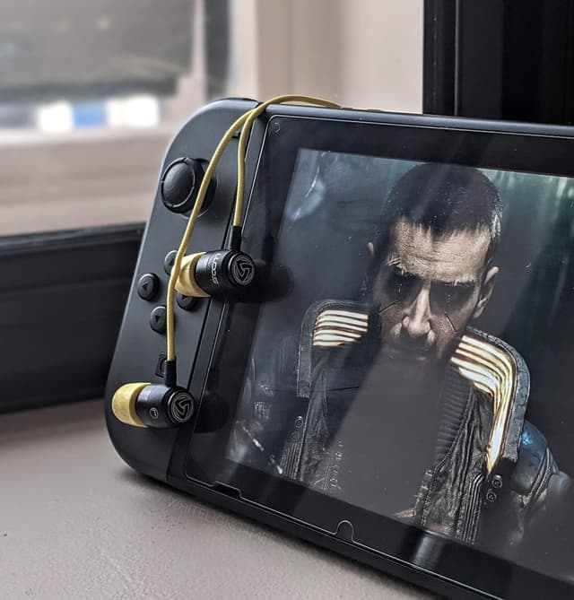 Detalle 2 de Ludos CLAMOR Wired Earbuds with Microphone (Noise Isolating, Memory Foam) – Yellow