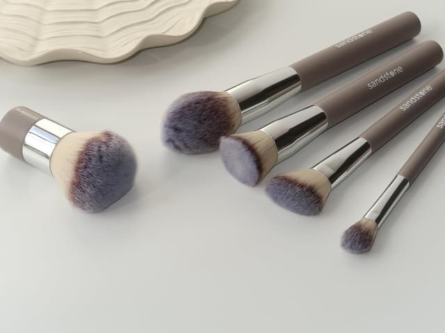 Detalle 2 de Sandstone Scandinavia Kabuki-Pinsel – professioneller Make-up-Pinsel für Puder & Foundation