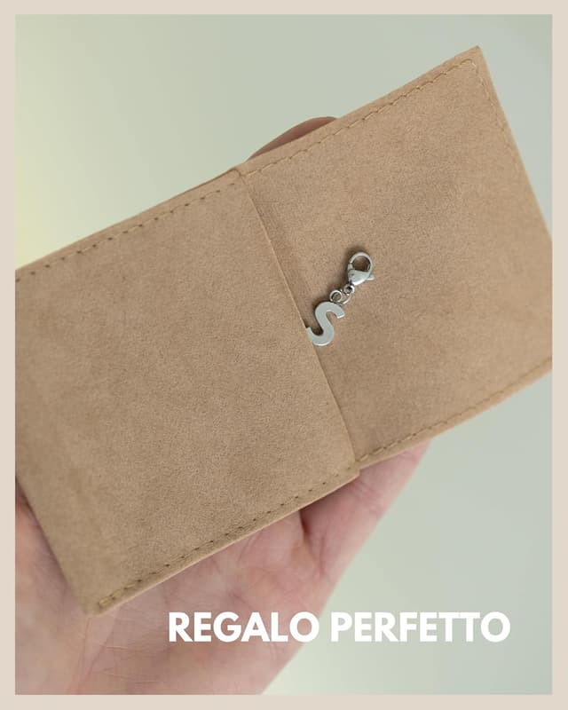 Detalle de Ciondolo a lettera GD GOOD.designs in acciaio inox con chiusura a moschettone