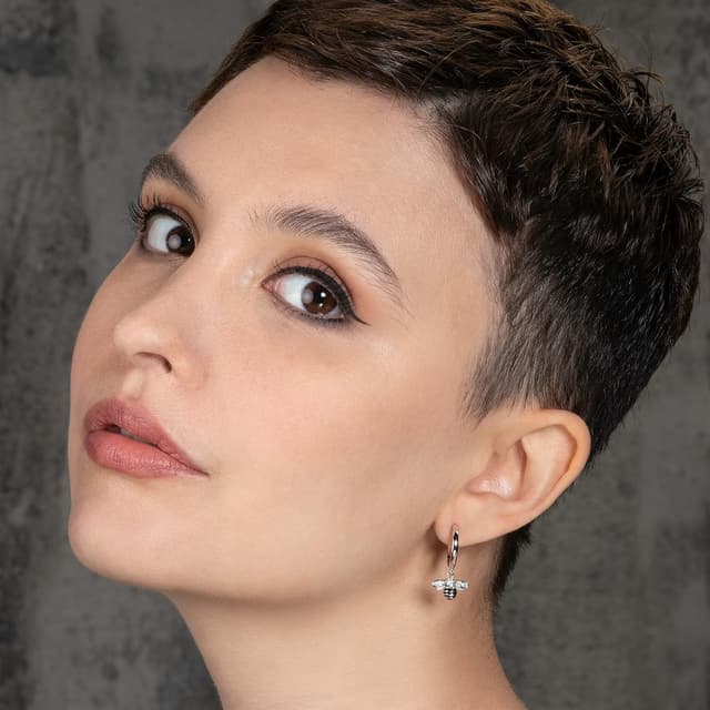 Detalle de Namana Orecchini a cerchio in argento 925 con ciondolo ape, smalto nero e zirconie