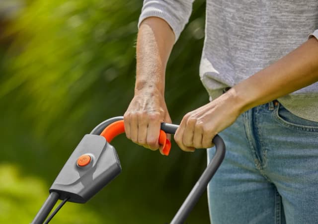 Detalle de GARDENA PowerMax 30/18V P4A Solo – Akku-Rasenmäher für bis zu 150 m²