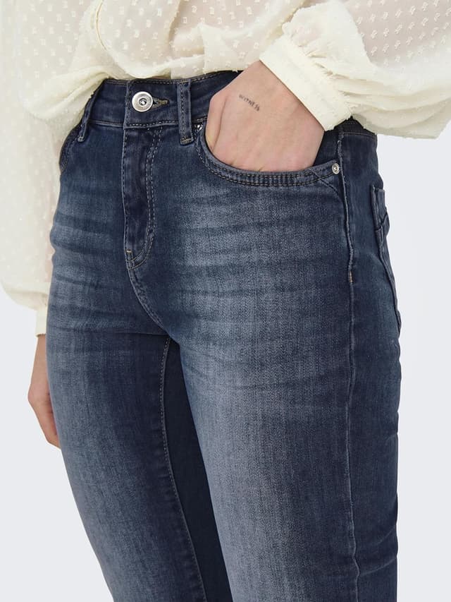 Detalle 2 de ONLY Female Flared-Jeans „ONLBLUSH“ mit Flared Fit für mittlere Taille