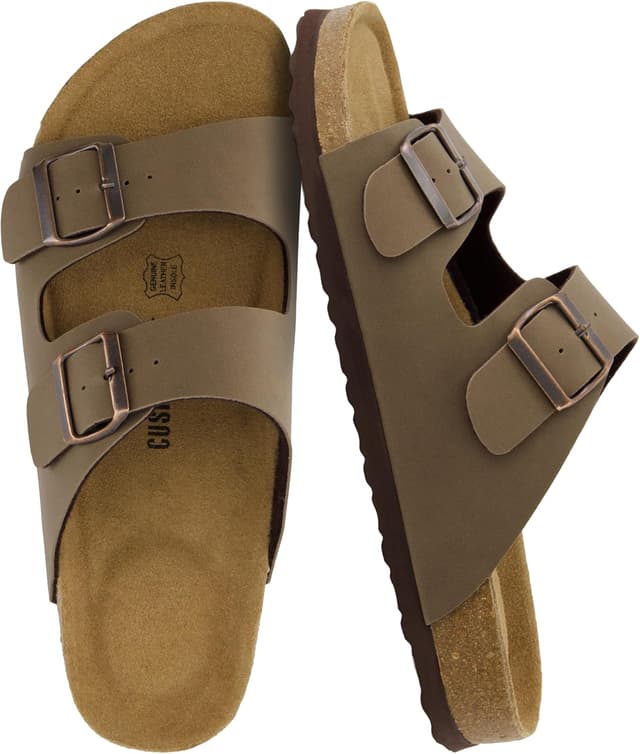 Detalle de CUSHIONAIRE Lane Cork Footbed Men’s Sandals with Adjustable Buckle Comfort Slides
