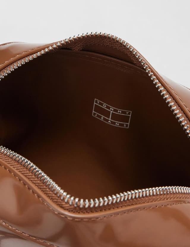 Detalle de Tommy Jeans Damen Crossbody Bag Tasche mit glänzendem Must-Design „Camera“