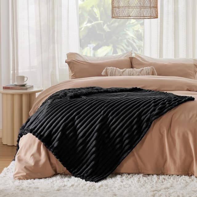 Detalle 2 de Bedsure Fluffy Fleece Throw Blanket (150x200 cm) in Black – cosy sofa and bed throw for women and girls