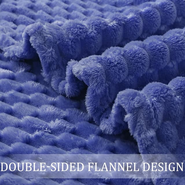 Detalle de Exclusivo Mezcla fleece double size blanket (150x200 cm) in cobalt blue with 3D cloud jacquard