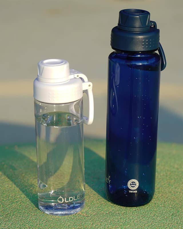 Detalle de OLDLEY 600ml (20oz) BPA-free Tritan clear water bottle with screw lid and carry loop