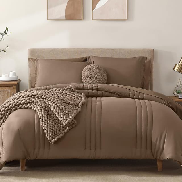 Detalle de Monbix King Size Comforter Set (7 Pieces) in Raw Umber Bed in a Bag