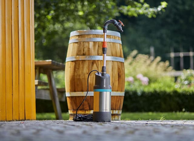 Detalle de GARDENA Regenfasspumpe 4700/2 inox automatic – Tauchdruckpumpe mit integriertem Filter und automatischer Steuerung