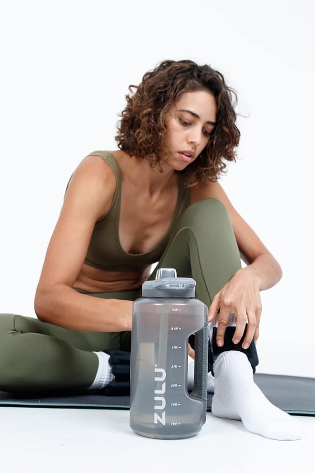 Detalle de ZULU Goals 64oz Half Gallon Plastic Water Bottle with Straw, Time Marker, Handle & Leak-Proof Lid (Gray)