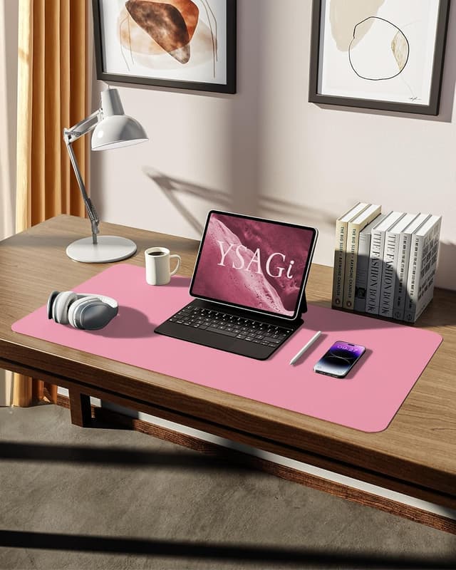 Detalle de YSAGi Schreibtischunterlage 80x40 cm aus PU-Leder (Premium Leder Mauspad XXL) – rutschfeste Schreibunterlage in Pink