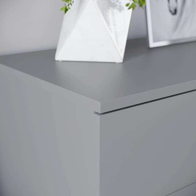 Detalle 2 de Vida Designs Riano 5 Drawer Chest of Drawers in Grey with Metal Handles and Anti-Bowing Support
