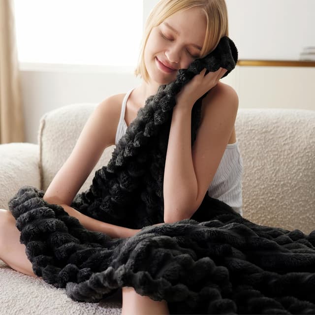 Detalle de Bedsure Fluffy Fleece Throw Blanket (150x200 cm) in Black – cosy sofa and bed throw for women and girls