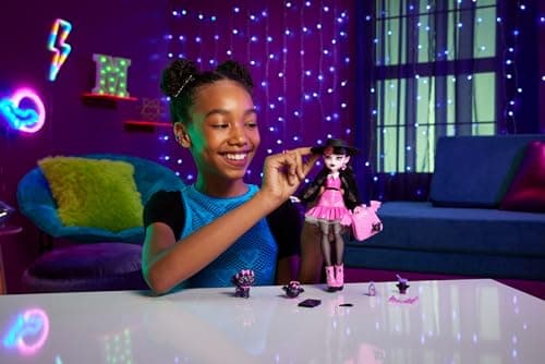 Detalle 2 de Monster High Fabulosa Draculaura con mascota Count Fabulous (Mattel HRP64) muñeca articulada y set de moda con accesorios