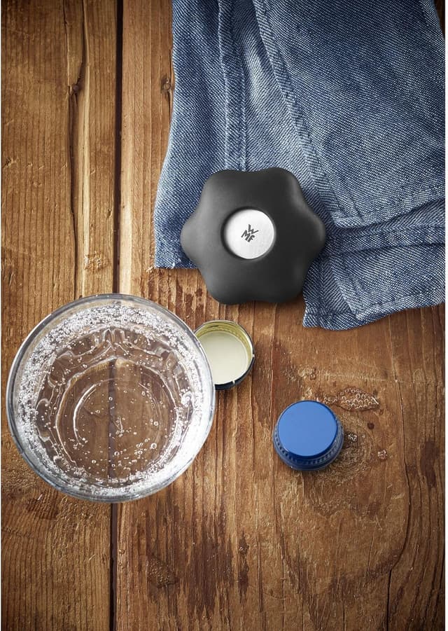 Detalle 2 de WMF Clever&More Schraubdeckelöffner (6 cm) mit Drehverschlussöffner – schwarz, Cromargan-Edelstahl