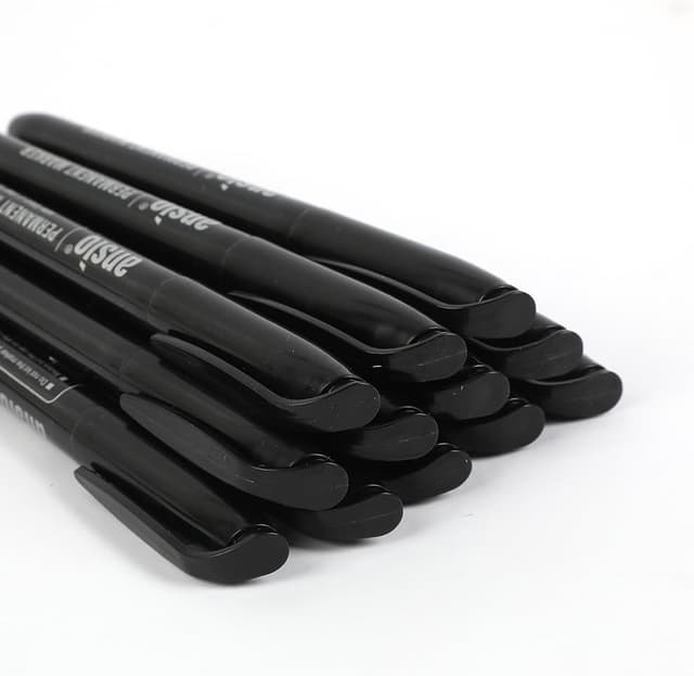 Detalle 2 de ANSIO Permanent Marker Pens (Pack of 12) – Black Fine Tip, Fast-Drying Permanent Ink