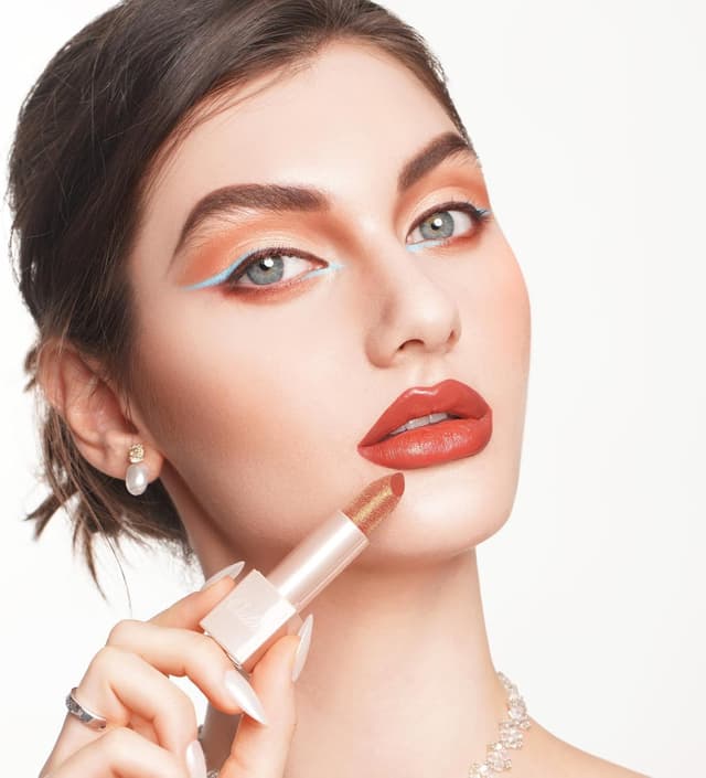 Detalle 2 de OULAC Rossetto Idratanti Finitura Lucida Vegan “09 Fussy” con glitter marrone rossastro