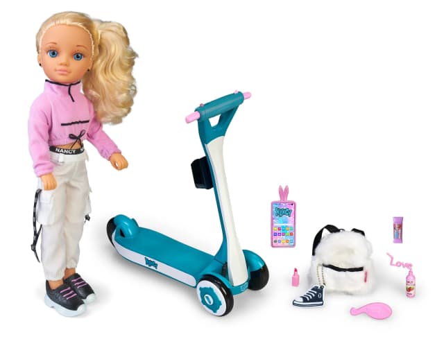 Thumbnail 4 de Nancy - Nancy un día con mi patinete