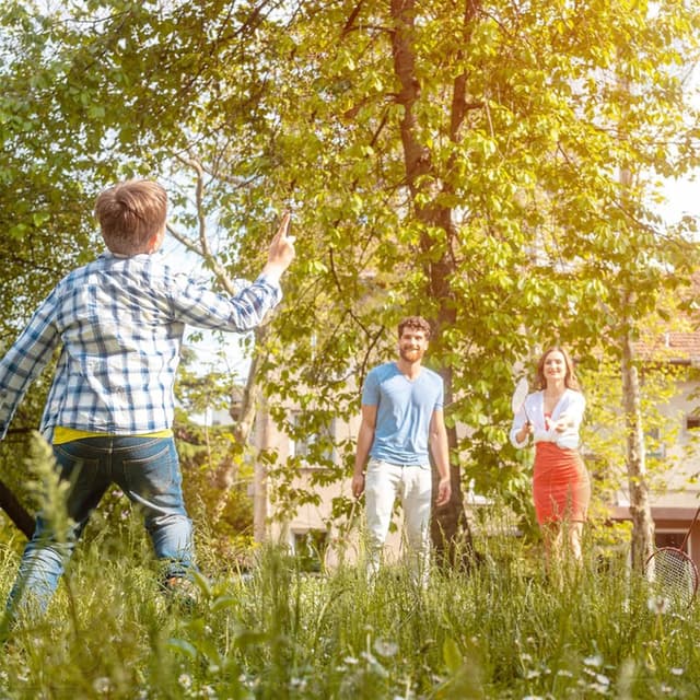 Detalle de Kawasaki Badminton-Set mit 2 Schlägern, 3 Bällen und Schlägertasche (90 g) – für Training und Freizeit
