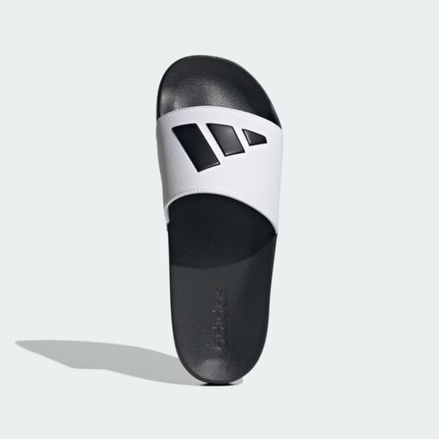 Detalle 2 de adidas Adilette Shower Slides en color blanco: chanclas de ducha para el día a día