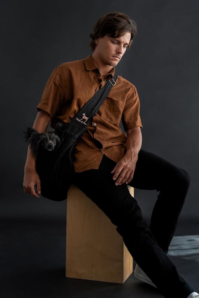 Detalle de Noah & Paw dog sling carrier (denim) for small dogs 5–18lb and cats