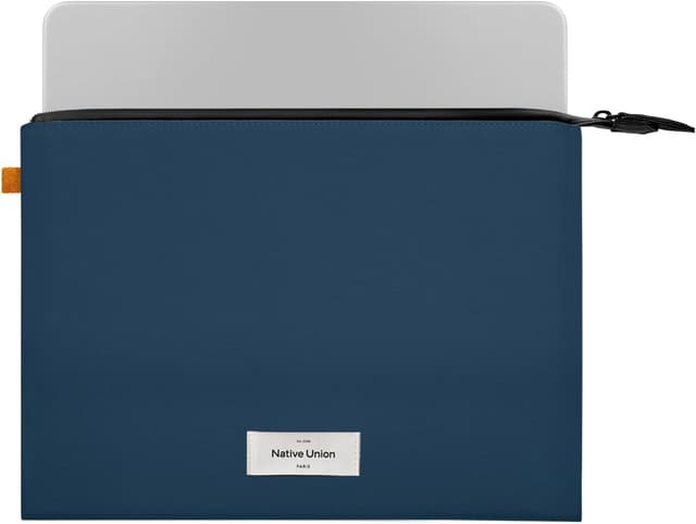 Detalle de Native Union W.F.A 14-inch MacBook Sleeve (Navy) with 360-degree protection and recycled materials