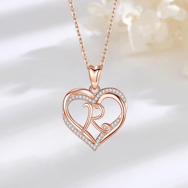 Detalle 2 de Collana INFUSEU con ciondolo cuore e lettera A-Z in alfabeto capitale