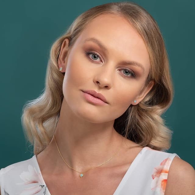 Detalle de Boucles d’oreilles Soleil NAMANA mini puces en plaqué Or 14 carats et opales bleues synthétiques