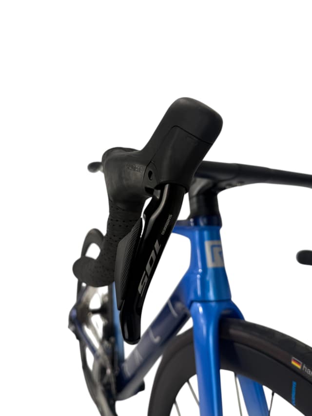 Detalle 2 de Rali Ruta RDS 700 Bicicleta de carretera unisex con ruedas de carbono y grupo Shimano 105 MEC