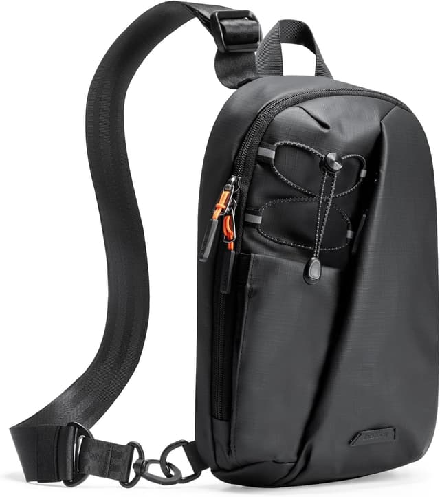 Detalle de Inateck Sling Bag X-Row: leichte Herren-Umhängetasche mit Spritzwasserschutz und smarter Fächeraufteilung
