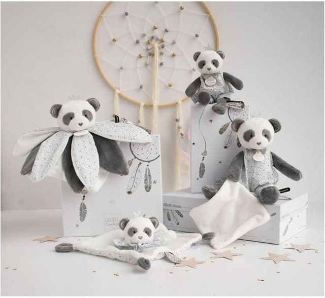 Detalle 2 de Doudou et Compagnie DC3536 ATTRAP-REVE Panda Bettdecke im Geschenkkarton – grau
