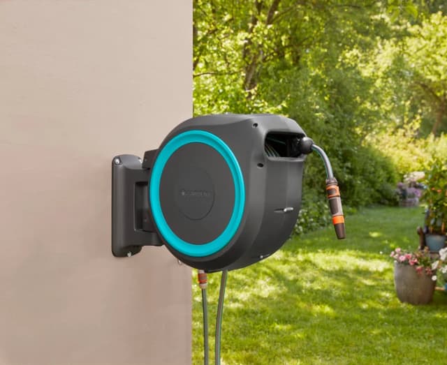 Detalle 2 de GARDENA Wandschlauchbox 25 RollUp M/L (25 m) – für Bewässerung per Wandmontage