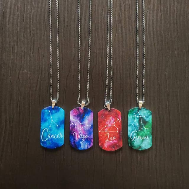 Detalle de Caimeytie Edelstahl-Halskette für Männer mit 12 Konstellationen: mehrfarbige Sternenhimmel-Anhänger (Geschenkverpackung)
