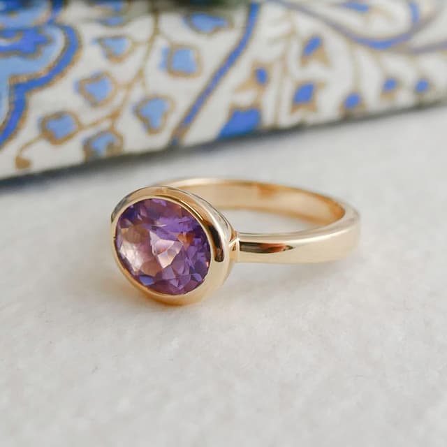 Detalle 2 de Sophia Rose Jewellery Ring mit natürlicher Amethyst-Ovale 8x10 mm, vergoldet (925 Silber) – minimalistisch & handgefertigt