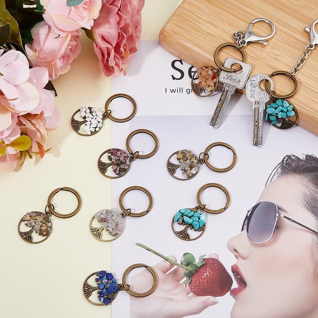 Detalle 2 de SUPERFINDINGS 18-piece Tree of Life gemstone keychains in 9 colours (gemstone-style charm keyring set)